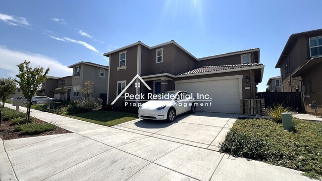 Building Photo - Still looks new. 4-bedroom home in North N...