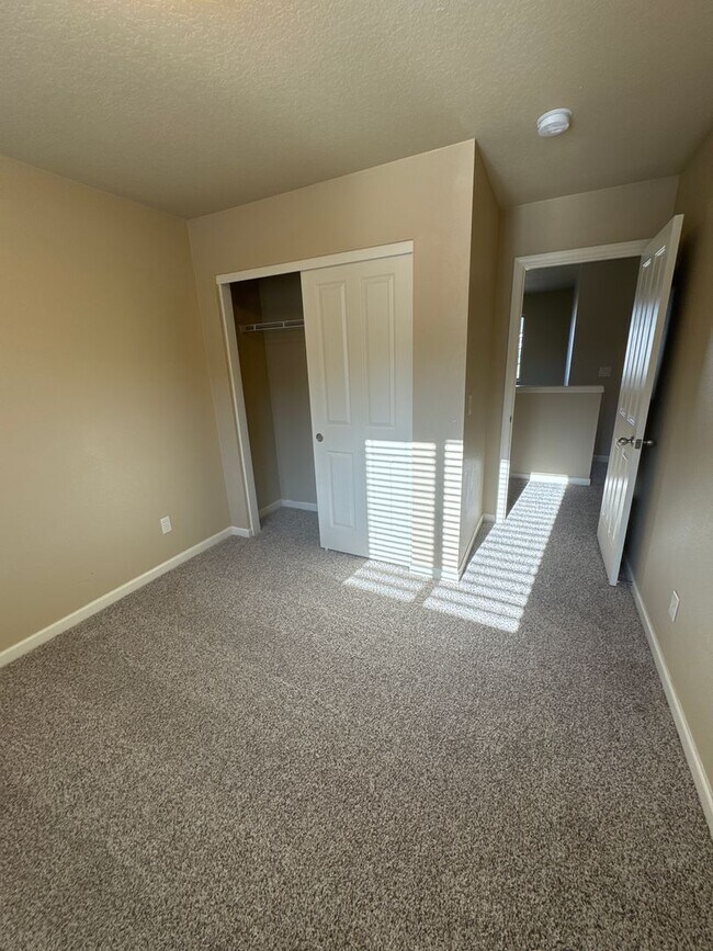 Building Photo - ? Beautiful 4-Bed, 3-Bath North Albany Hom...