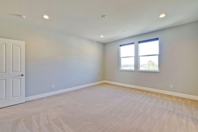 Building Photo - Gorgeous and Very Spacious Home - 3BR 2.5 BA in  San Jose - This is a MUST SEE!!!