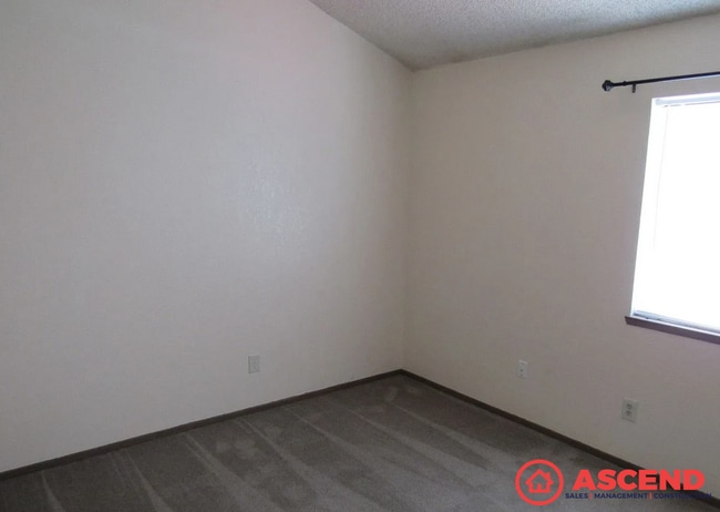 Building Photo - Dazzling Apartment Located Near Coffee Rd!