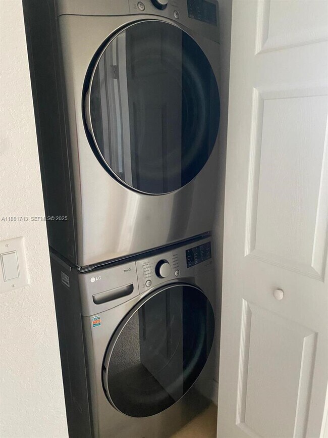 Building Photo - 948 SW 147th Ave