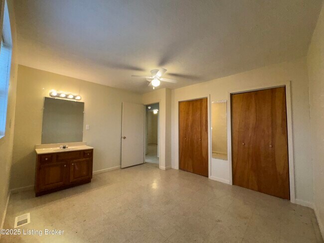 Building Photo - 9909 Mt Eden Rd