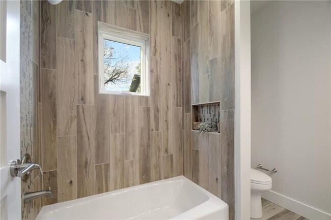 Building Photo - East Austin 2 Bed 2 Bath