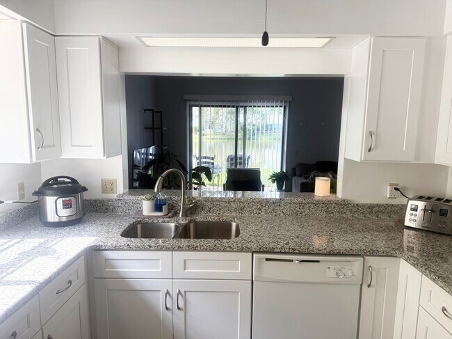 Building Photo - 2458 Lorraine Ct S