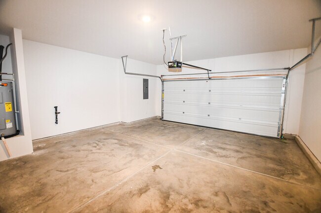 Building Photo - 130 Maple Spring Trl