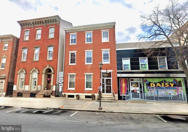 Building Photo - 136 S 5th St