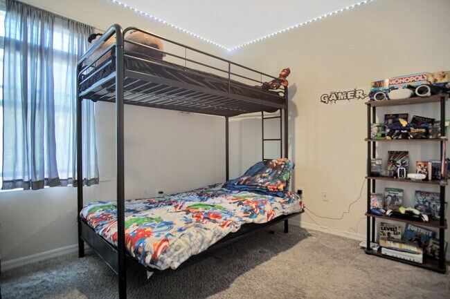 Building Photo - Discover this lovely 4-bedroom, 2-bath home in the sought-after Squires Grove community