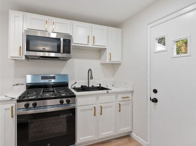 Building Photo - New 2 Bed/1 Bathroom Renovation in Swissvale!