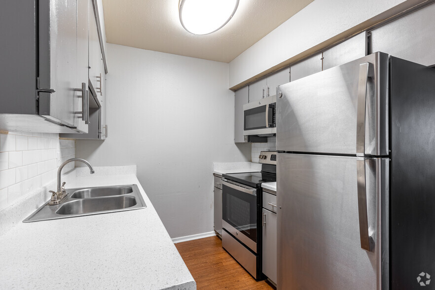 1BR, 1BA - 726SF - Kitchen - PRESTON PLACE