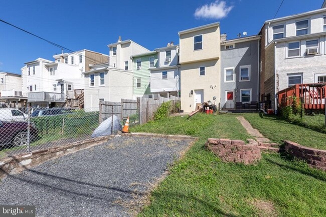 Building Photo - 369 E Hector St