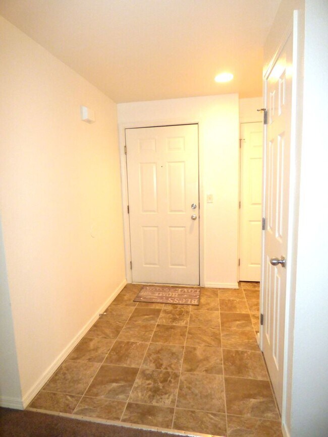 Building Photo - Rent Special: April's Rent FREE!! 2 Bedroom 1 Bath Unit NE Salem!