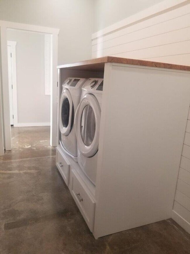 Building Photo - 6047-E Wayne Memorial Drive