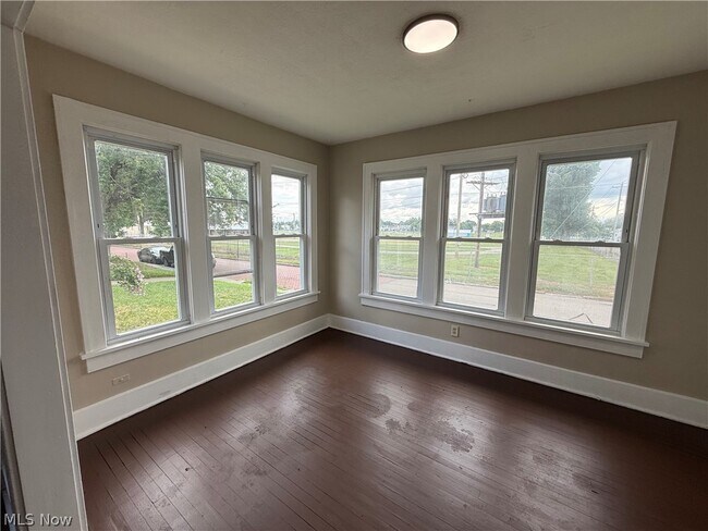 Building Photo - 301-303 Roslyn Ave NW