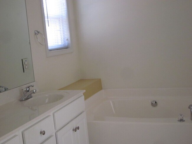 Building Photo - Awesome 3 Bedroom in Pinecrest!