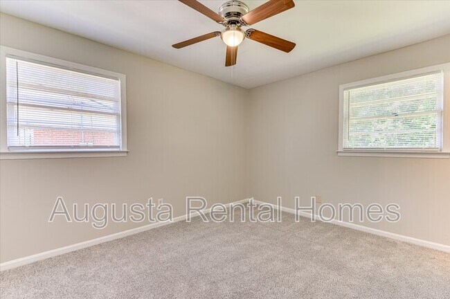 Building Photo - 329 E View Dr