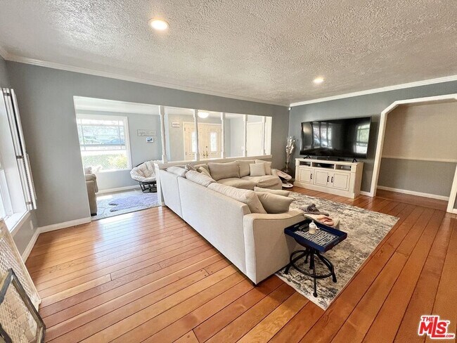 Building Photo - 22839 Oxnard St
