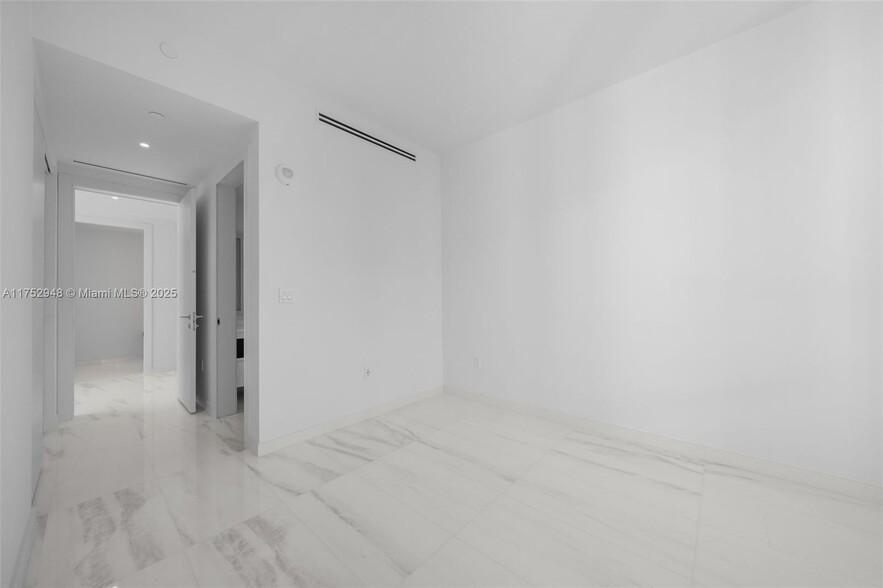 Building Photo - 300 Biscayne Boulevard Way