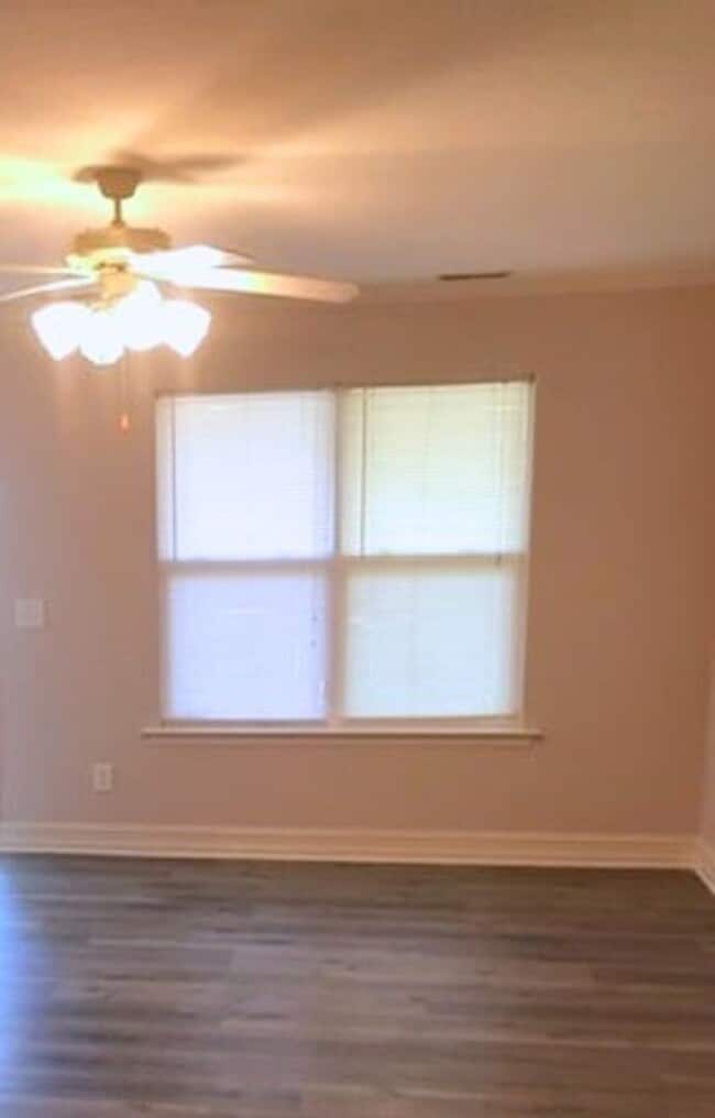 Building Photo - 1309 Golf Dr SW