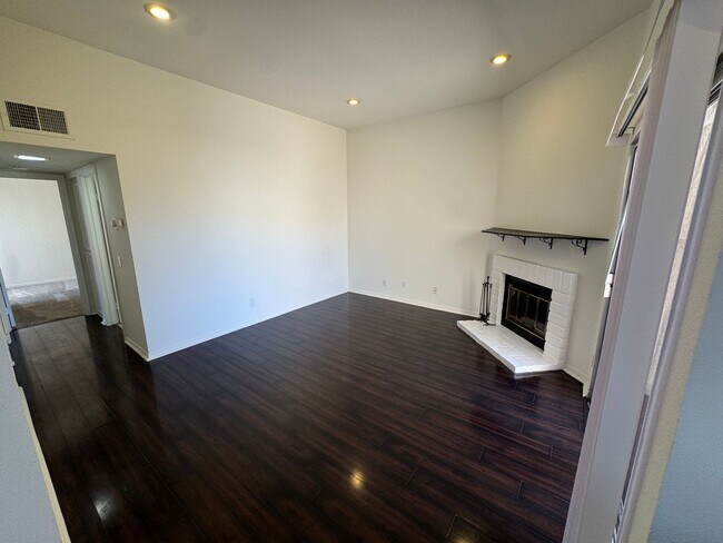 Building Photo - Spacious 2-Bedroom Townhome with Attached Garage and Washer/Dryer– El Cajon