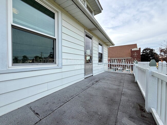 Building Photo - 1242 Davis Ave NW