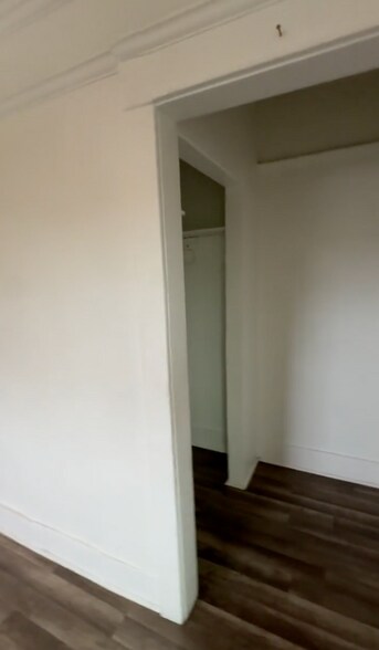 Building Photo - 822 W 42nd Pl