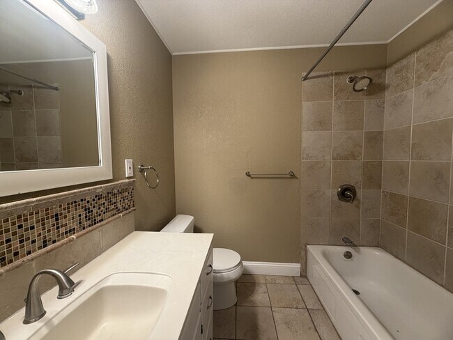 Building Photo - 5035 Overton Ave