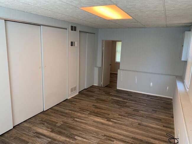 Family room 2 - 3943 Wright Ave