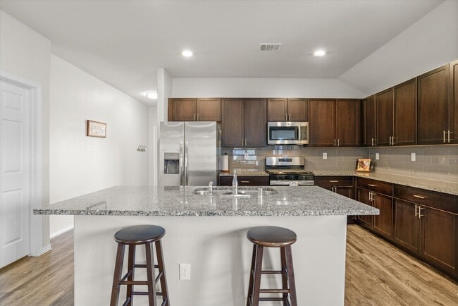 Building Photo - 627-627 E Fairway Lake Dr