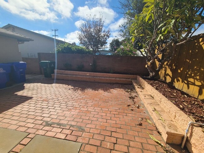 Building Photo - Spacious 4 bed 2 bath + 2 car garage & lar...