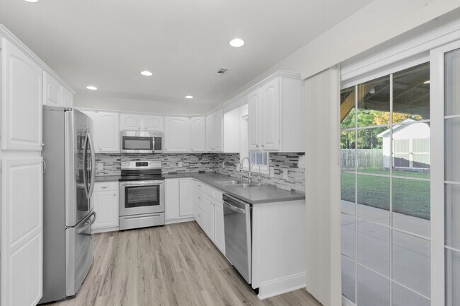 Building Photo - 204 Two Oaks Ct