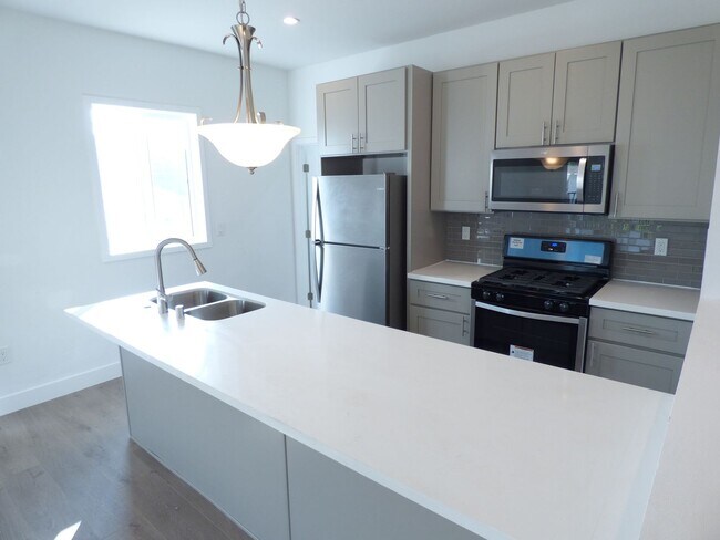 Building Photo - 4 Bedroom Unit with 2 Car Parking!