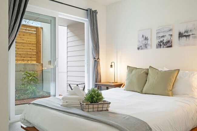 Building Photo - 4453 Aurora Ave N