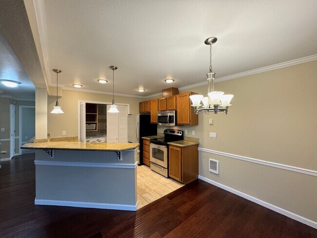 Building Photo - Lovely 2 Bedroom Condo in Hampton Village ...