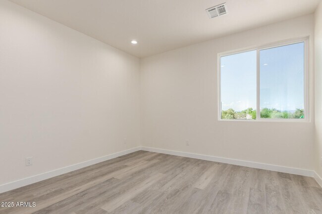 Building Photo - 957 E Desert Dr