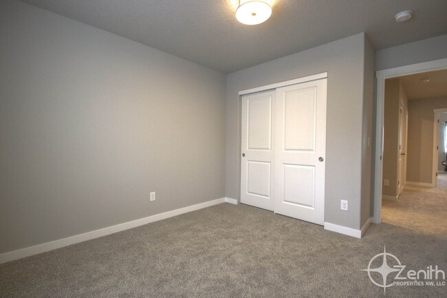 Building Photo - Conveniently Located 3 Bedroom Town Home i...