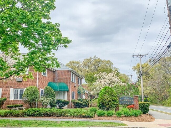 Building Photo - 83 Emerson Gardens Rd