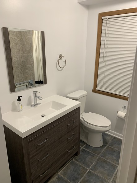 1st floor bathroom - 1139 Thacker St