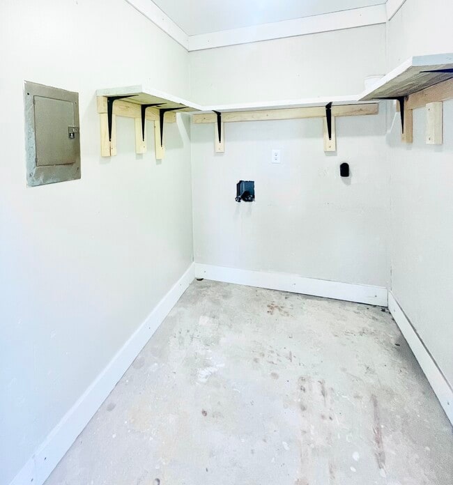 Building Photo - 6930 Woodley Dr