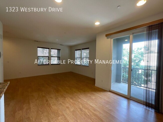 Building Photo - 1323 Westbury Dr