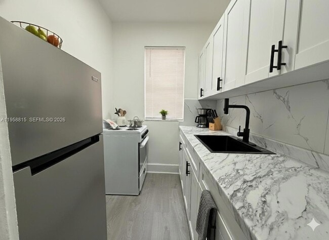 Building Photo - 1560 SW 5th St