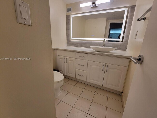 Building Photo - 3140 S Ocean Dr