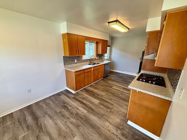 Building Photo - Three Bedroom / Two Bathroom House AVAILAB...