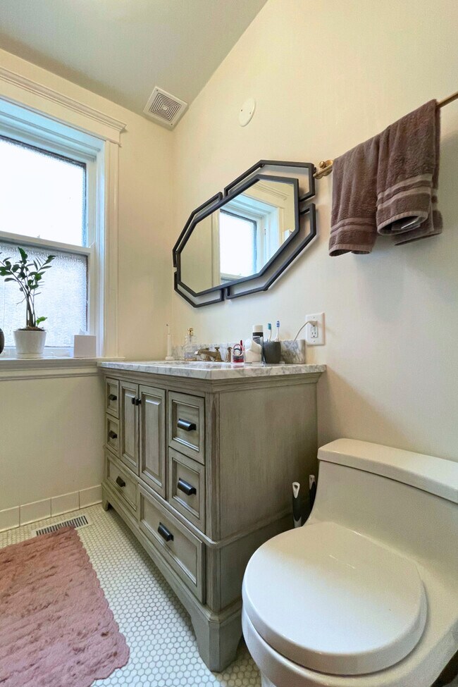 Building Photo - 3727 N Lakewood Ave