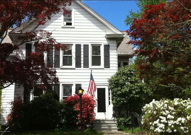 Building Photo - 102 E Brown St