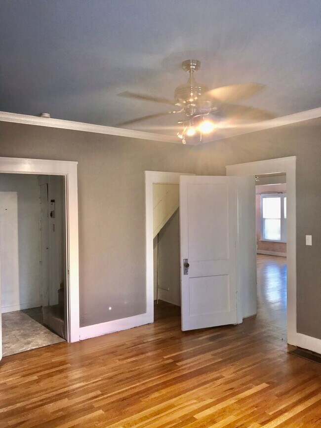 Building Photo - 4 Bedroom, 2 Bath in Sunset Terrace!