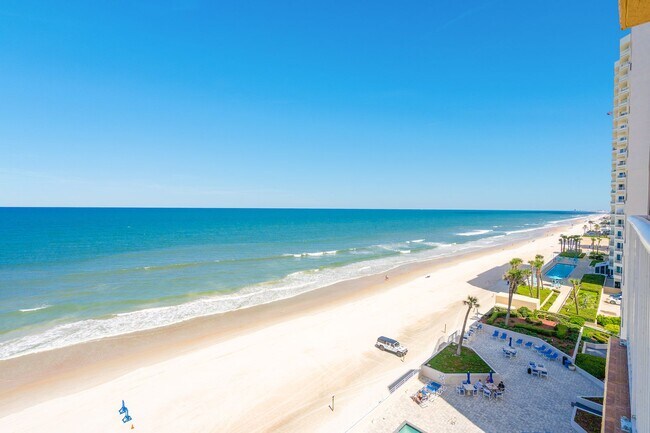 Building Photo - Breathtaking 3 Bedroom Daytona Beach Shore...