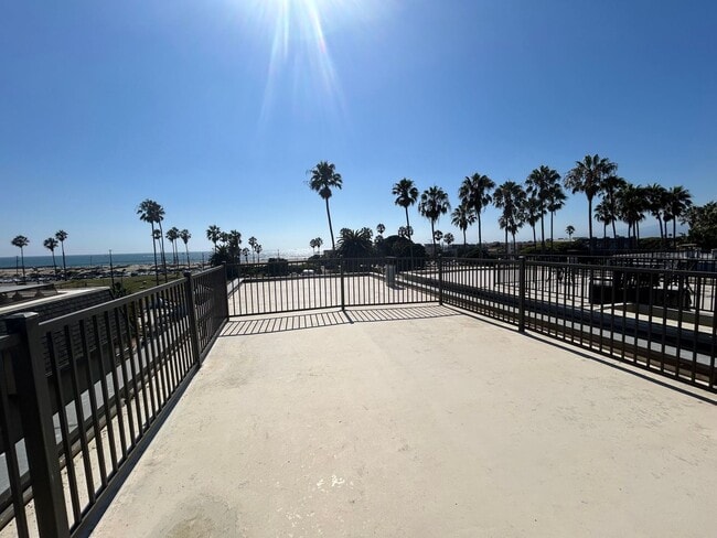 Building Photo - Amazing 3 story free standing contemporary house with terrific ocean views in Playa Del Rey