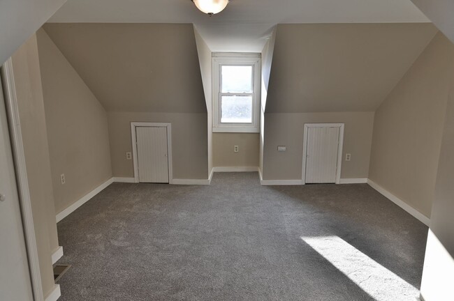 Building Photo - 3 Bedroom on Boas St w/ Parking AND a $750...