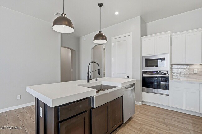 Building Photo - 3740 Model Ln