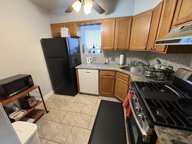 Kitchen - 302 Randolph Ave
